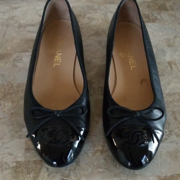 chanel cream and black ballet flats